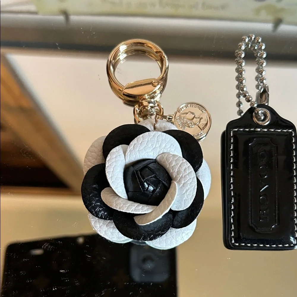Coach patent leather Black hang tag and White Flower Keychain - Picture 3 of 6